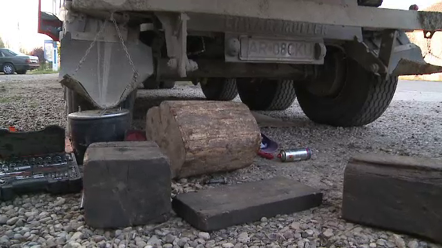 Accident grav in Arad. Politia a deschis o ancheta dupa ce o basculanta a cazut peste doi muncitori, veniti sa o repare