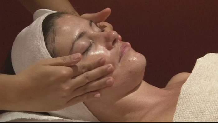 Cel mai nou trend din industria de cosmetice: crema de fata cu particule de diamante. Cat costa tratamentul