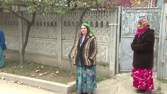 Surpriza pentru mascati, dupa o descindere la clanurile de romi din Strehaia: "Noi am muncit, nu am furat!"