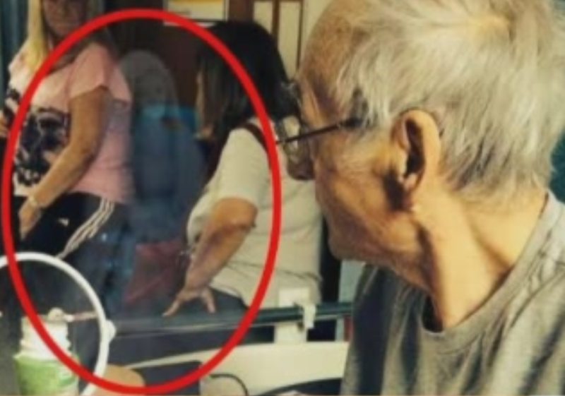 Si-a fotografiat bunicul pe patul de moarte pentru a-i pastra amintirea vie. Aparitia misterioasa din poza l-a pus pe ganduri