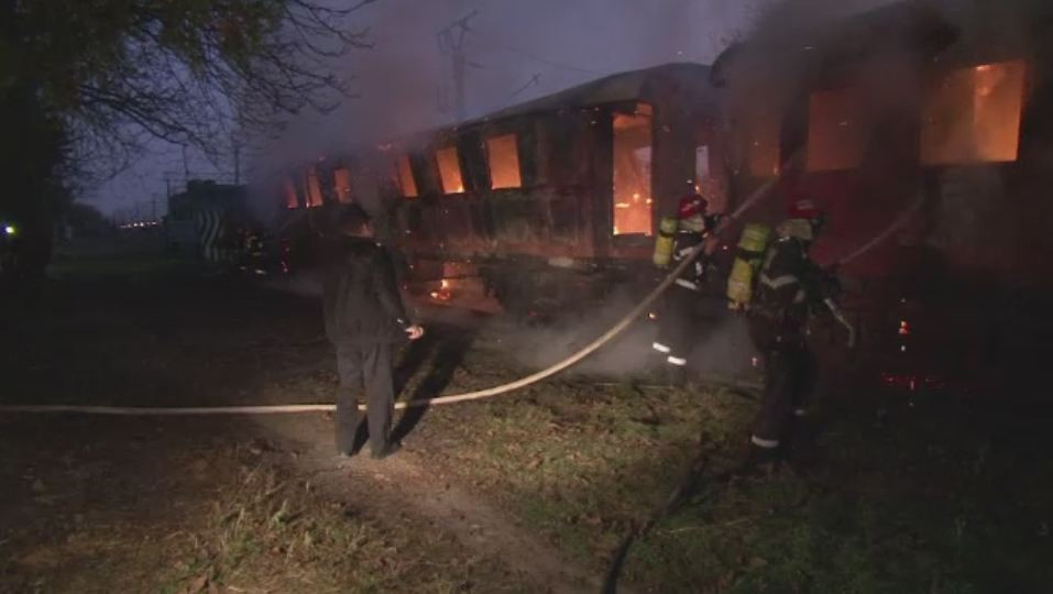 Flacari inalte de cativa metri in gara din Bacau: trei vagoane s-au facut scrum. Vinovati ar fi oamenii fara adapost