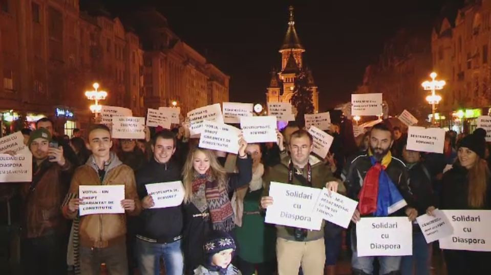 300 de timisoreni au protestat in Piata Operei, in solidaritate cu romanii din diaspora care nu au putut vota duminica