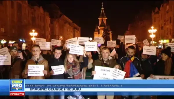 300 de timisoreni au protestat in Piata Operei, in solidaritate cu romanii din diaspora care nu au putut vota duminica