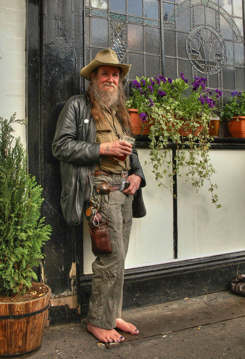 Barbatul din Marea Britanie care nu a mai purtat pantofi sau sosete de 50 de ani. Ce parere are sotia lui