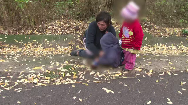 Femeia din Vaslui filmata beata, cazand peste copii, ii vrea pe cei mici inapoi acasa. Demersurile facute in instanta