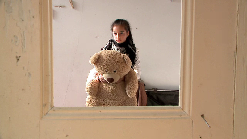 Fiecare zi aduce o noua drama pentru o mama si patru copii. Au ajuns sa doarma in sala de sport a scolii, de frica tatalui