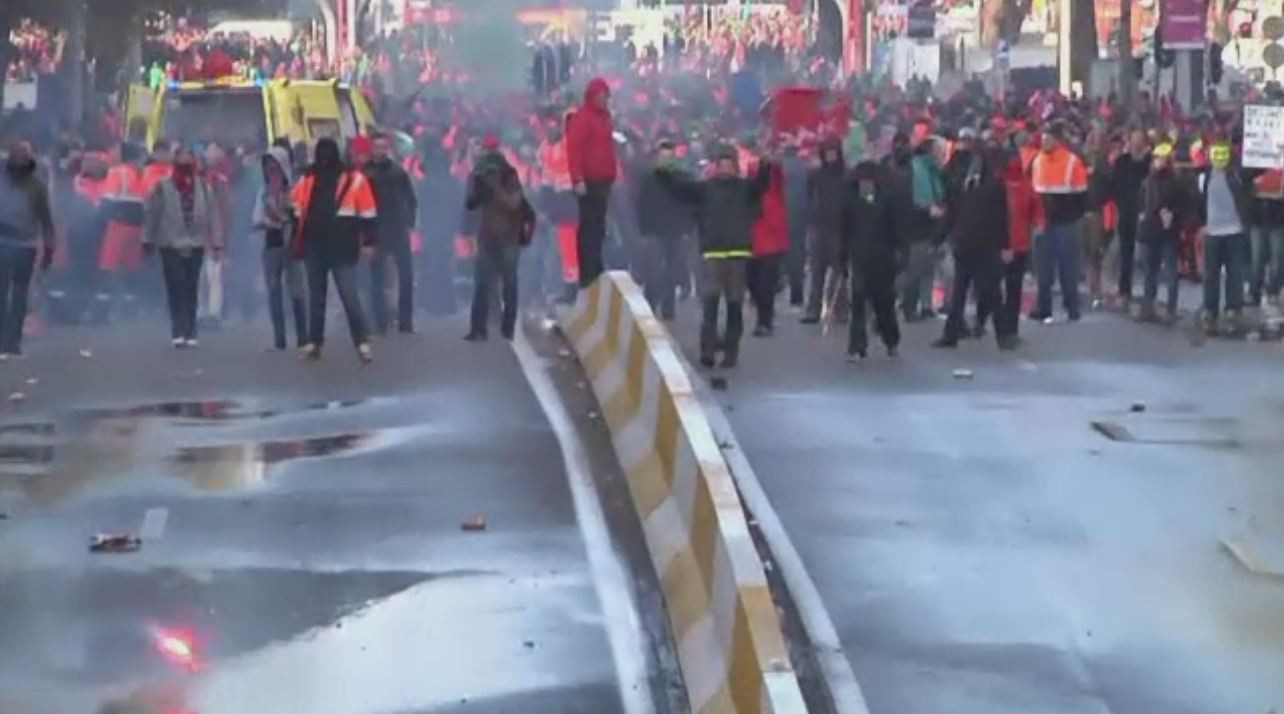 Proteste violente la Bruxelles. 100.000 de oameni contesta masurile de securitate financiara luate de noul guvern de dreapta