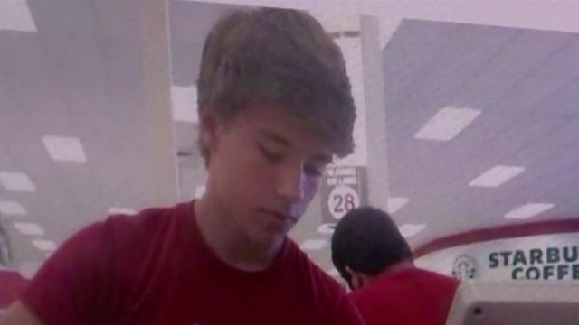 O fotografie postata pe internet a transformat un casier in vedeta peste noapte. Isteria declansata in jurul lui Alex