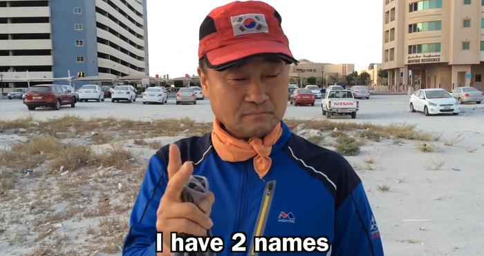 Milionarul din Coreea de Sud care se autointituleaza "seful curateniei". De ce curata zilnic strazile din Bahrain