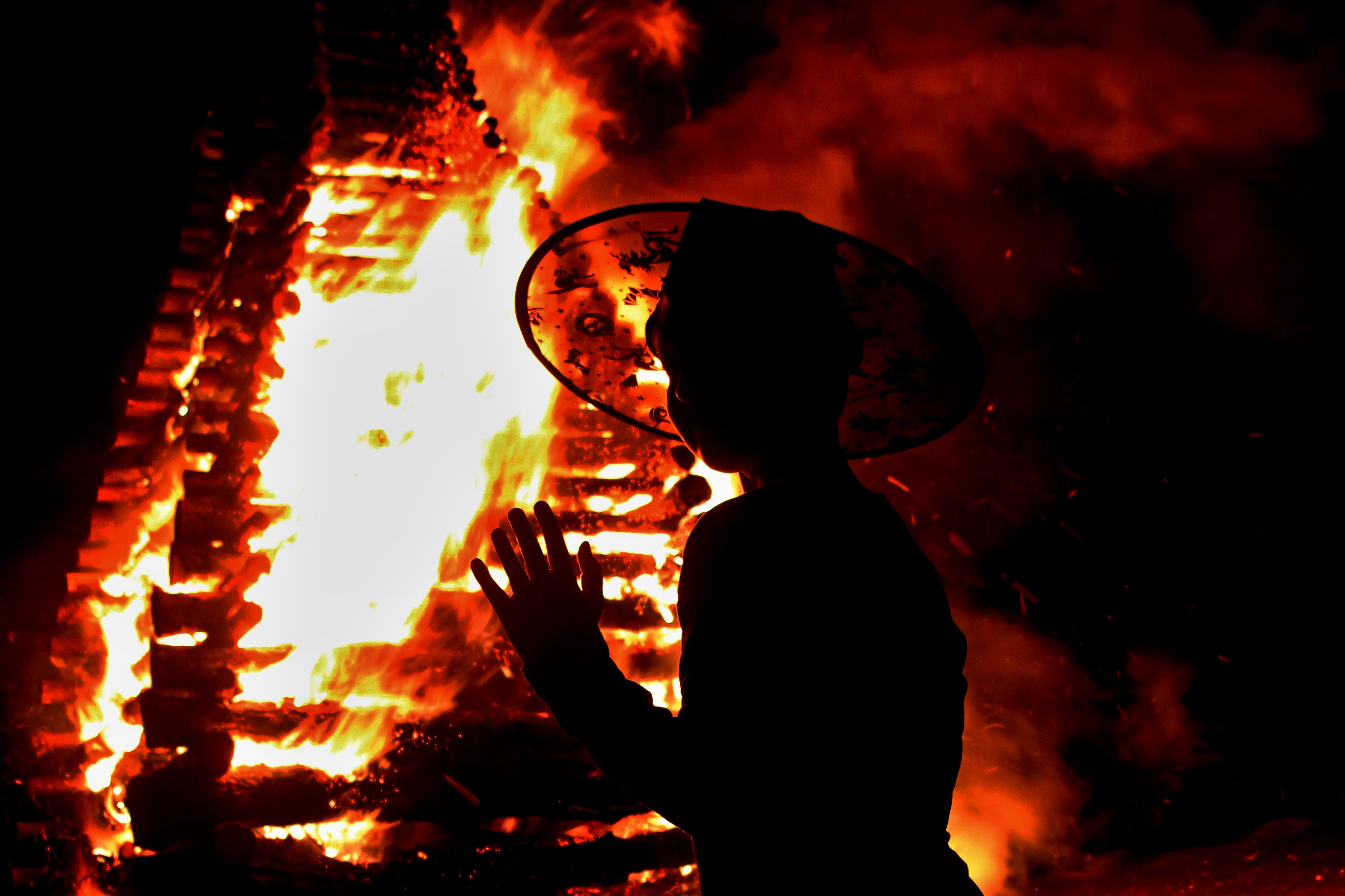 O femeie din Paraguay a fost ucisa, fiind suspectata ca este vrajitoare. Chinurile medievale prin care a trecut