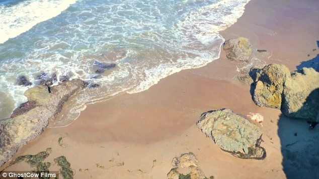 Primul film pentru adulti realizat din drona. Imaginile surprinse din aer cand cuplurile cred ca sunt ferite de ochii lumii