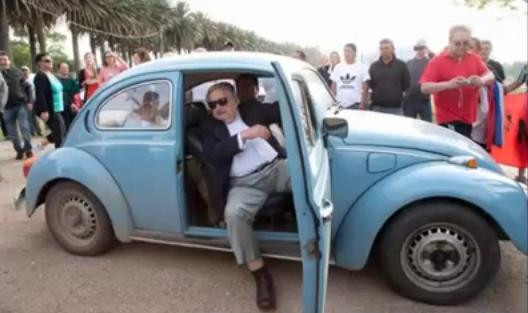 Jose Mujica, "cel mai sarac presedinte din lume", a primit o oferta de un milion de dolari pentru masina sa, un Beetle