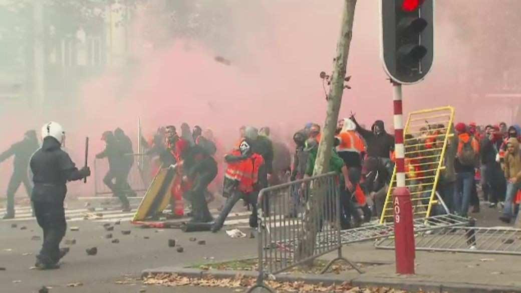 Cel putin 50 de raniti si 30 de oameni arestati, in urma protestelor din Belgia. 100.000 de oameni au iesit in strada