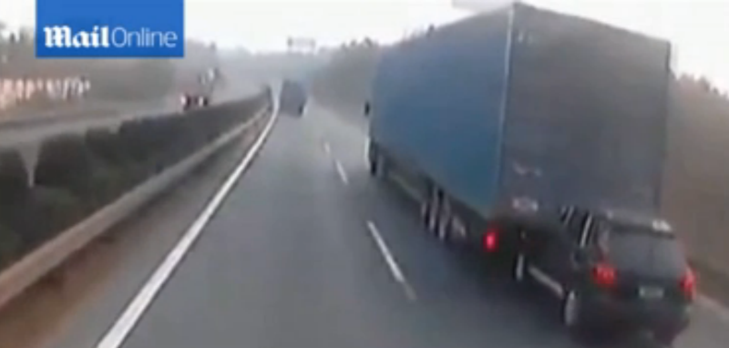 Incident inexplicabil pe o autostrada din China. Un Porsche Cayennes de 100.000, "tarat" 11 kilometri de un TIR. VIDEO