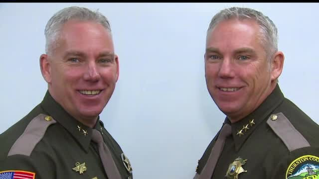 Cand apar pe strada, oamenii au impresia ca vad dublu. Doi gemeni identici au devenit serifi in doua tinuturi invecinate