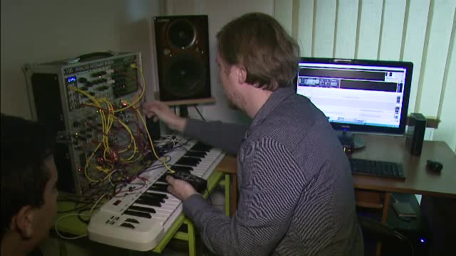 iLikeIT. Silent Strike si Versus sunt 2 tineri romani cu milioane de fani pe net. Muzica pentru marile filme de la Hollywood