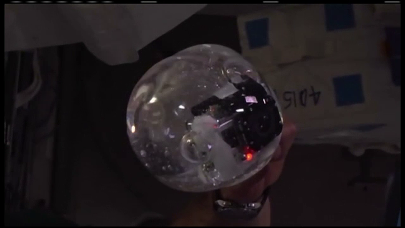 In imponderabilitate, o camera de filmat si o minge de apa pot face spectacol. Imaginile au facut inconjurul lumii