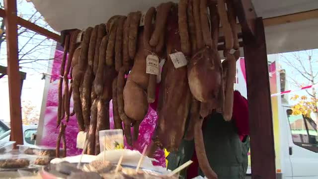 Pastrama, carnati afumati si zacusca. Satui de mancarea fabricata industrial, romanii au cumparat produse traditionale