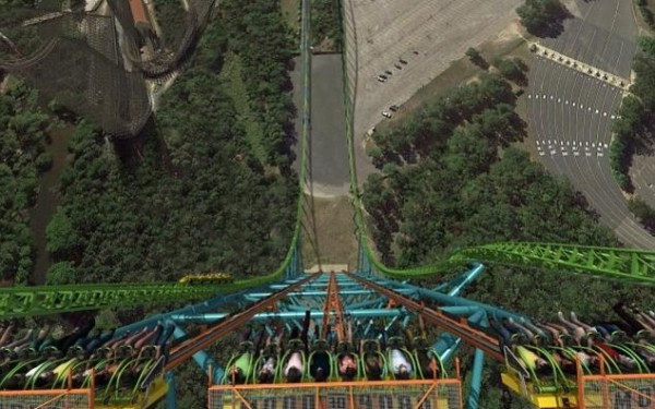 In cadere libera de la etajul 41 cu 144km/h. Imagini cu cea mai inspaimantatoare distractie din lume