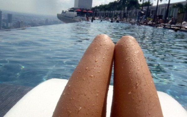 Barbatii nu-si pot dezlipi ochii de la aceste picioare pana afla povestea pozei. "Ne-a pacalit"