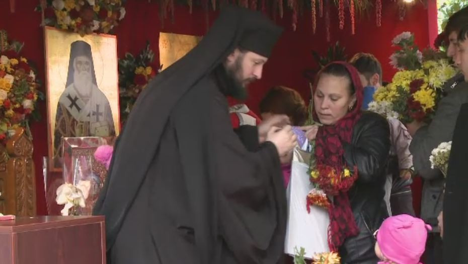Pelerinaj la moastele Sf. Nectarie. Credinciosii s-au rugat pentru sanatate si viitorul presedinte "care-o fi si o castiga"