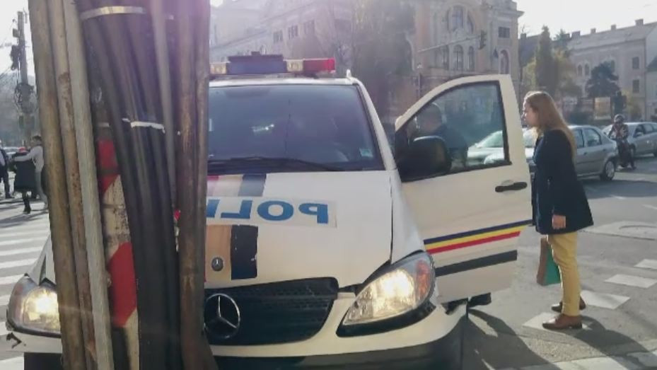 Un barbat, bariton la Opera din Cluj, a intrat in plin intr-o masina a politiei cu girofarurile pornite. Cine era in duba