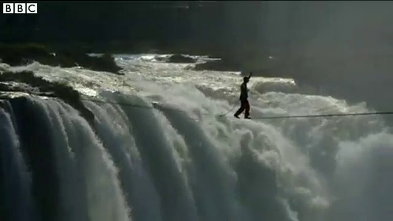 Doi acrobati au traversat pe sarma o cascada de doua ori mai mare decat Niagara. Imaginile care au facut inconjurul lumii