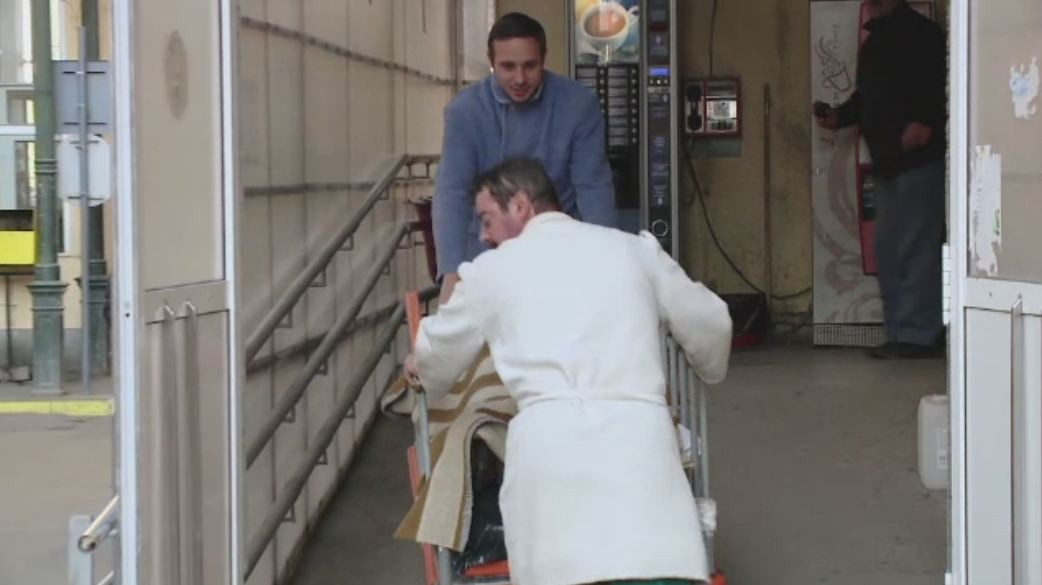 Accident de munca infiorator la Botosani. Un barbat a ajuns la spital cu o bucata de fier infipta in gat