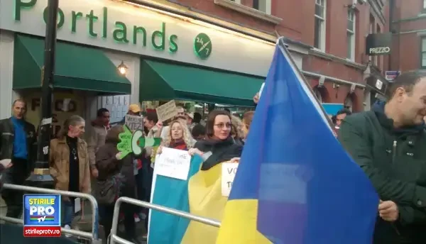YES LA VOT. Romanii din Londra au iesit in strada pentru alegeri corecte in diaspora. Votam, votam, tara o salvam