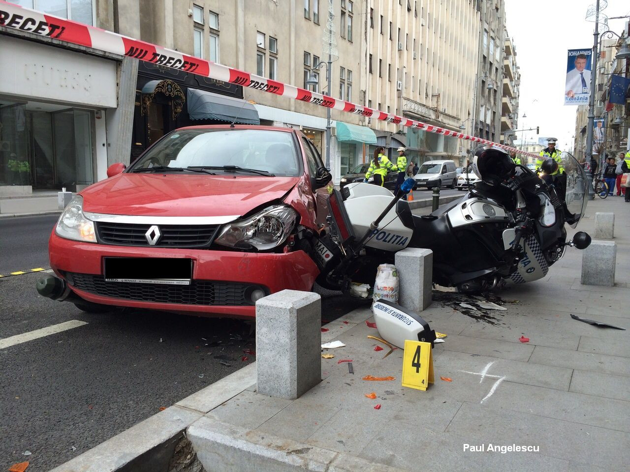 Accident in Capitala. Un politist, aflat pe o motocicleta, a fost ranit si dus la spital cu o ambulanta SMURD. FOTO