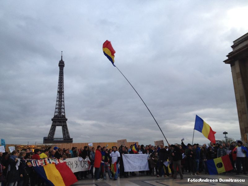 YES LA VOT. Sute de romani au protestat la Paris: "Romania, trezeste-te!" Imagini de la cea mai ampla actiune din diaspora