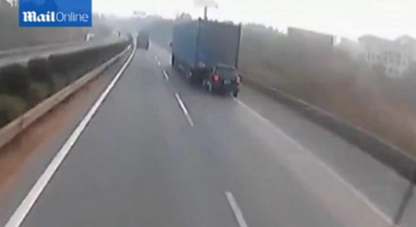 IREAL: Un Porsche Cayenne de 100.000, "tarat" 11 kilometri de un TIR. VIDEO