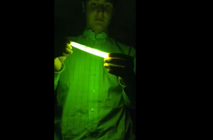 Ce se intampla cand pui un tub fluorescent in cuptorul cu microunde. Clipul a devenit viral pe internet