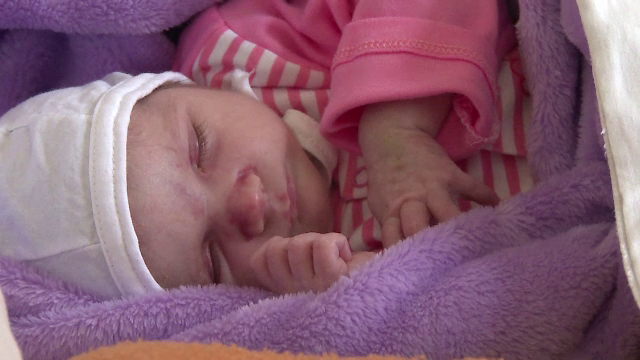 Fetita de doua saptamani, in stare grava la spital. Mama i-a dat pastile in cantitati cat pentru un adult