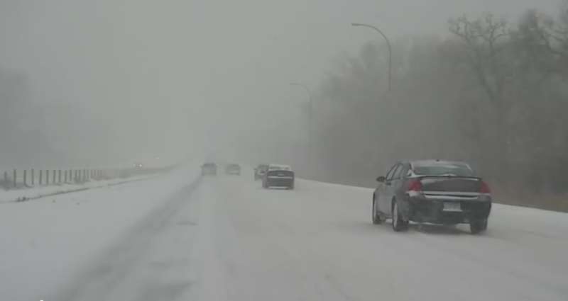 Statul american Minnesota, acoperit de zapada de jumatate de metru. 2 persoane au murit si sute de accidente au avut loc