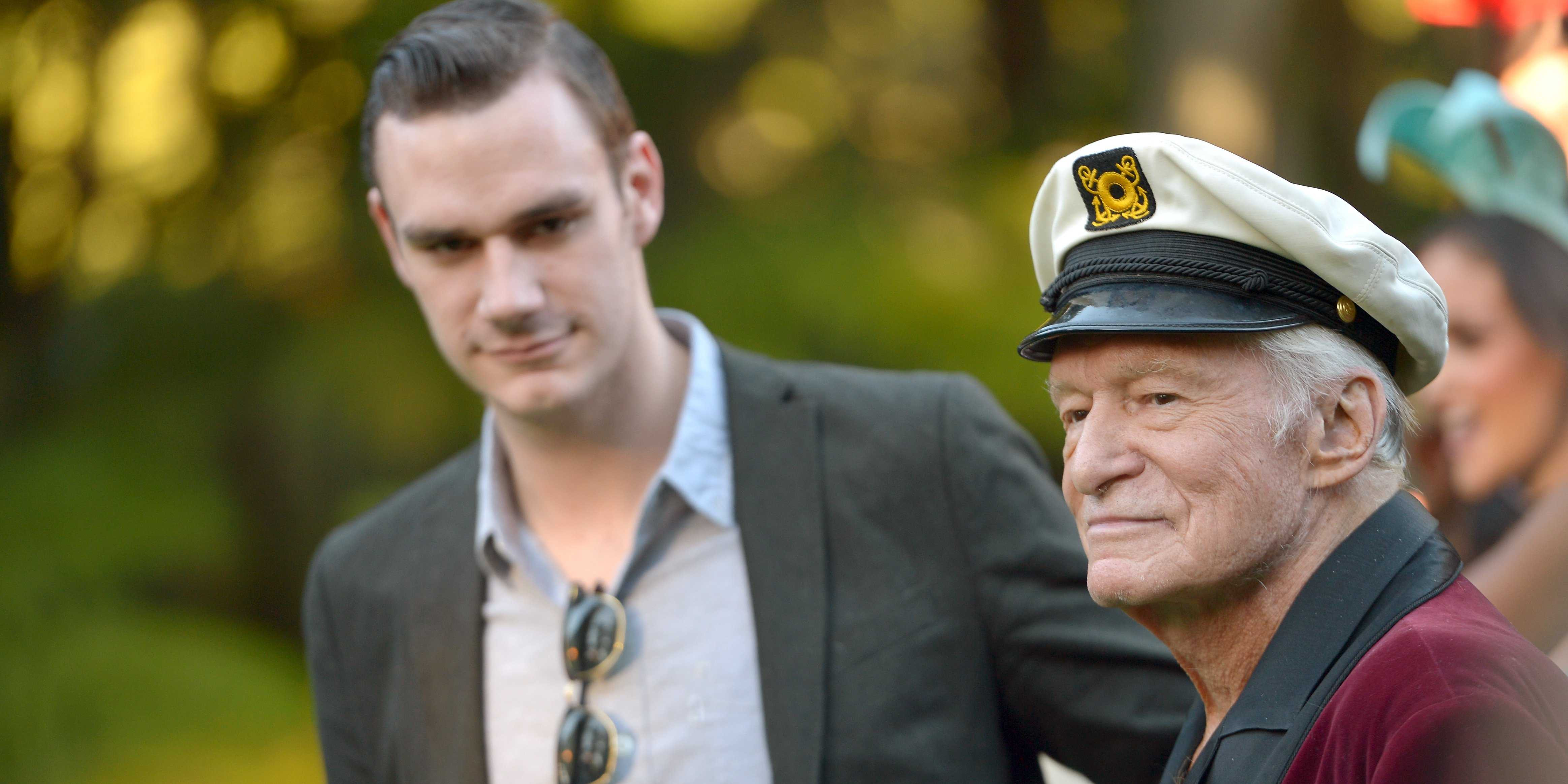 "Mecca a orgiilor" Fiul cel mai mic al lui Hugh Hefner povesteste despre copilaria sa in vila Playboy! VIDEO