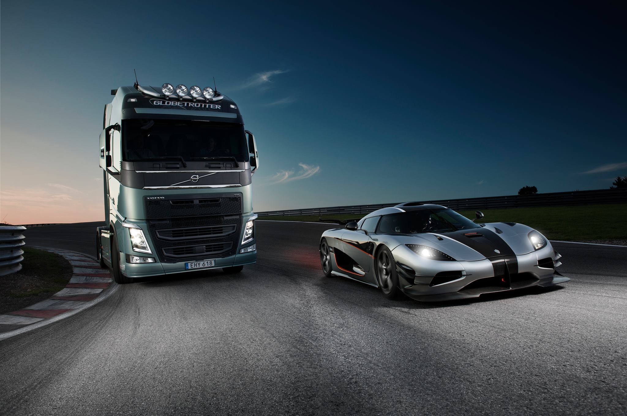 Volvo Trucks vs Koenigsegg: Cine castiga cursa! VIDEO