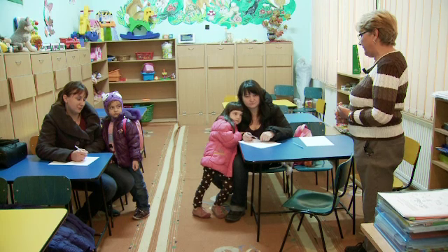 Parintii, chemati sa isi dea acordul in scris pentru sedintele foto de sarbatori, la gradinite, de teama pedofililor