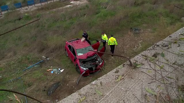 O soferita a plonjat cu masina intr-o rapa adanca de 20 de metri. Femeia si pasagerul din dreapta au scapat cu rani usoare