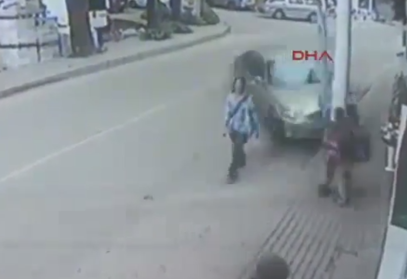 Secundele de dinaintea dezastrului. Ce se intampla cand o masina se izbeste de un stalp, langa trei pietoni