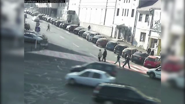 CAMERA DE SUPRAVEGHERE. Accident rutier provocat de un preot, care a trecut pe rosu. Acesta a lovit 3 masini iar apoi a fugit