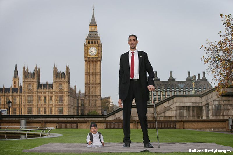 S-au intalnit prima oara si s-au privit de la o diferenta de 1.89 metri. Cel mai inalt om, fata in fata cu cel mai mic. FOTO