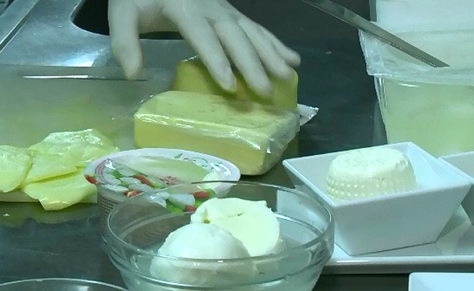 Producatorii italieni acuza Romania ca exporta zeci de tone de mozzarella "falsa". Ce contine produsul romanesc