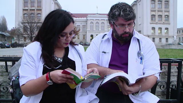 Portughezii care si-au abandonat carierele pentru a-si salva copilul. De ce s-au inscris la Facultatea de Medicina din Iasi