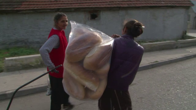 Nevoiasilor din Deva le-a trecut foamea cand au auzit de munca in folosul comunitatii. Cati din ei au pus mana pe lopata