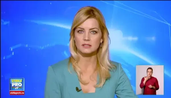 CAMERA DE SUPRAVEGHERE. Accident rutier provocat de un preot, care a trecut pe rosu. Acesta a lovit 3 masini iar apoi a fugit