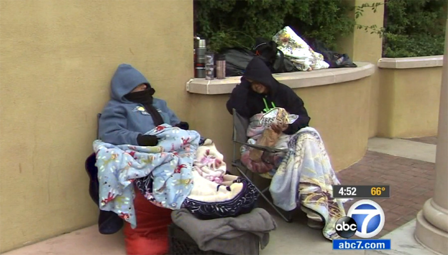 Au ajuns sa doarma in strada din cauza unui televizor HD. "Oamenii spun ca suntem nebuni"