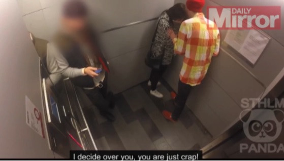 Femeie agresata in lift de partener. Cum reactioneaza oamenii care observa ce se intampla. VIDEO