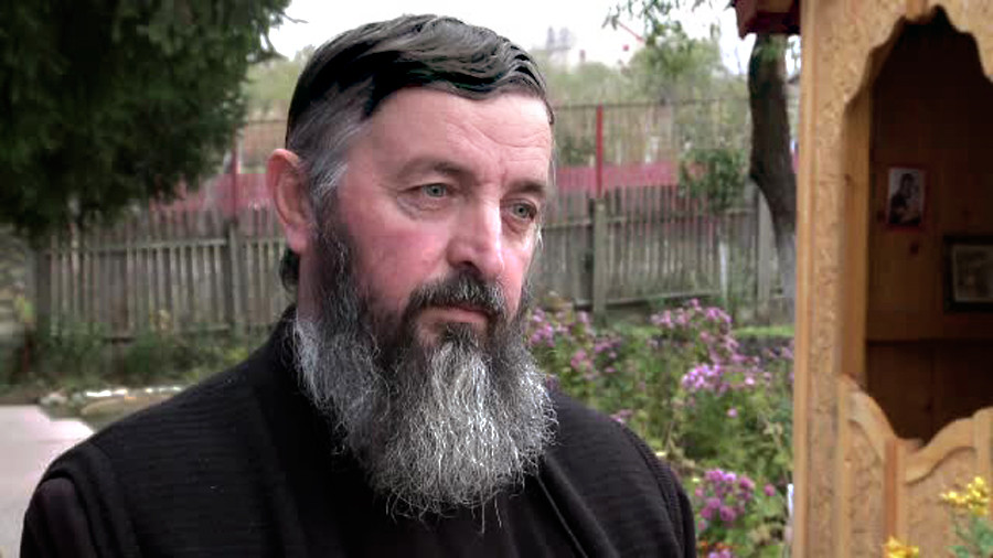 Preotul care crede ca e mai important sa ajuti oameni decat sa zidesti biserici. "Vrem sa cream un colt de rai"