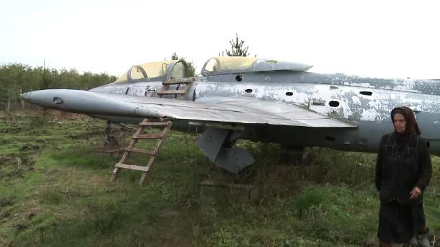 batrana care se urca intr-un avion vechi